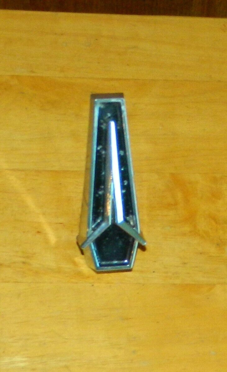 1970 1971 Plymouth Duster Valiant Grille Emblem