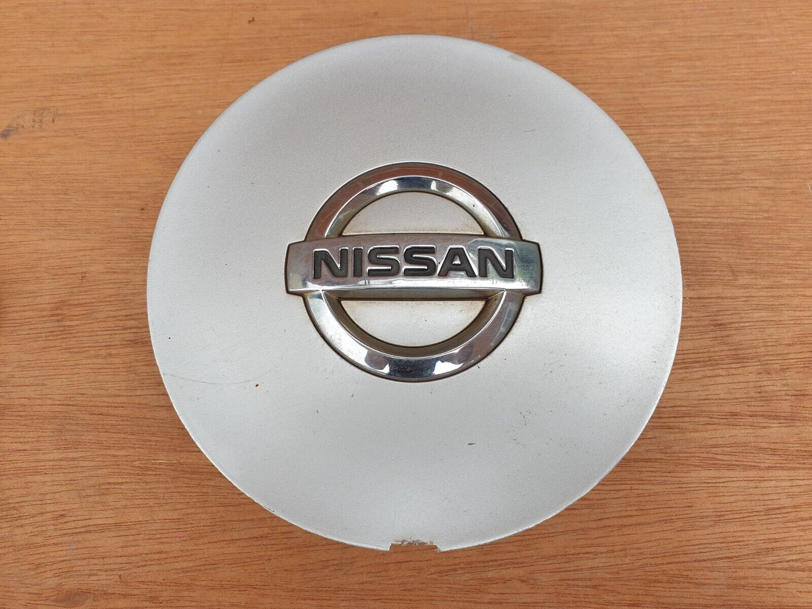One Genuine Nissan Primera P12 Alloy Wheel Centre Cap x1 For 17